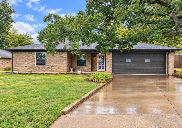 Photo 1 of Sale Pending at 612 State St, Weatherford, TX 76086 | MLS# 21403140 | Listing updated on 2026-10-06