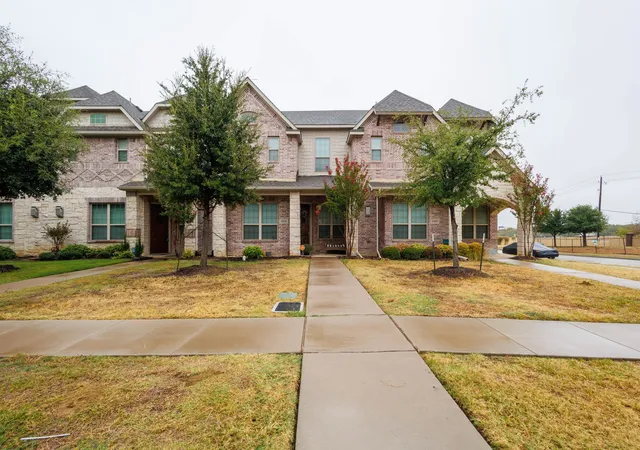 Townhouse for sale at 4814 Empire Way, Irving, TX 75038 | MLS# 21398378