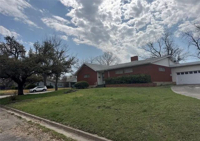 Photo 2 of Single family home for sale at 415 S Avenue O, Clifton, TX 76634 | MLS# 21403351 | Listing updated on 2026-10-05