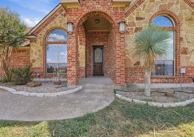 Photo 2 of Single family home for sale at 454 Stone Mountain Ct, Cresson, TX 76035 | MLS# 21382508 | Listing updated on 2026-10-05