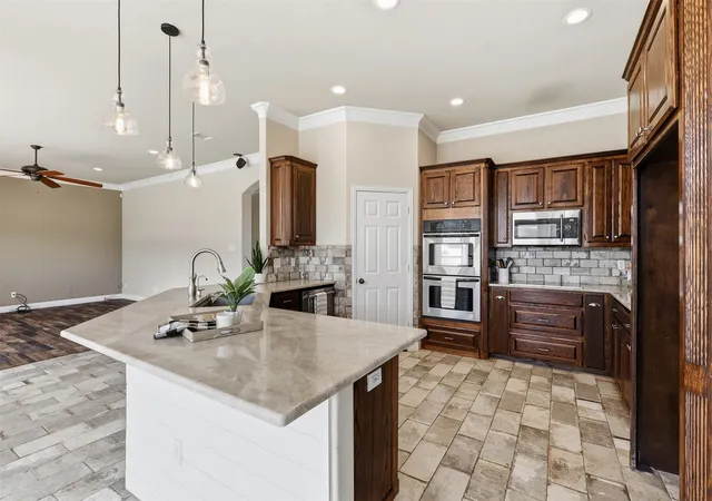Photo 3 of Single family home for sale at 454 Stone Mountain Ct, Cresson, TX 76035 | MLS# 21382508 | Listing updated on 2026-10-05