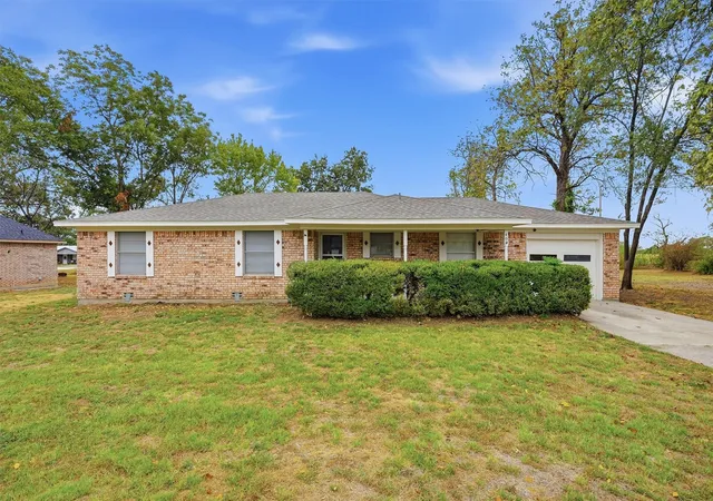 Single family home for sale at 400 E Murdock St, Collinsville, TX 76233 | MLS# 21390721