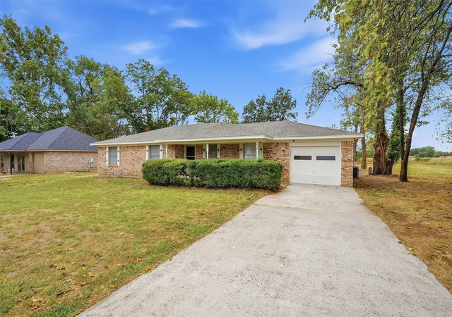 Photo 1 of Single family home for sale at 400 E Murdock St, Collinsville, TX 76233 | MLS# 21390721 | Listing updated on 2026-10-05