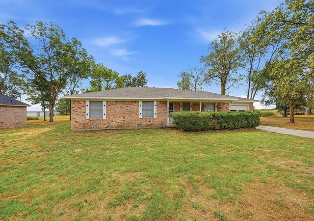 Photo 2 of Single family home for sale at 400 E Murdock St, Collinsville, TX 76233 | MLS# 21390721 | Listing updated on 2026-10-05
