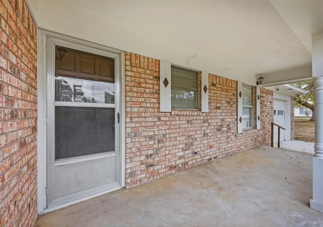 Photo 3 of Single family home for sale at 400 E Murdock St, Collinsville, TX 76233 | MLS# 21390721 | Listing updated on 2026-10-05