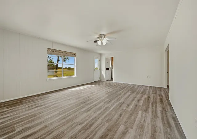 Photo 4 of Single family home for sale at 400 E Murdock St, Collinsville, TX 76233 | MLS# 21390721 | Listing updated on 2026-10-05