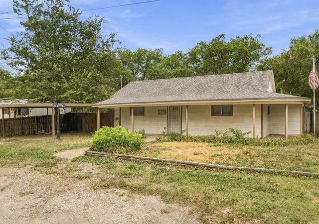 Single family home for sale at 207 N Oneil St, Alvord, TX 76225 | MLS# 21403467