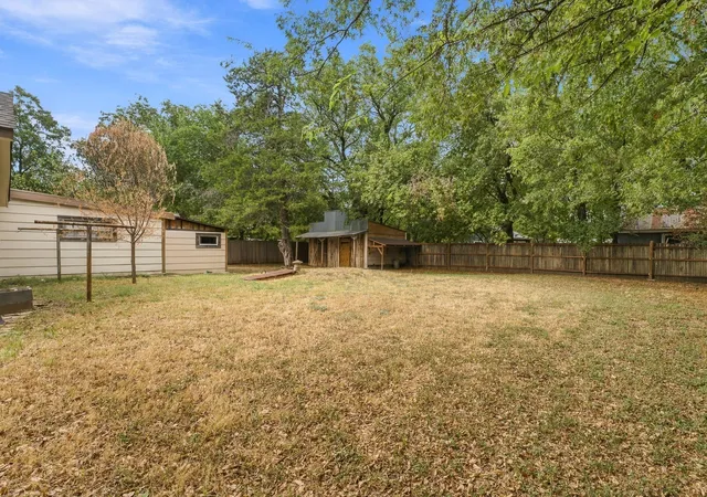 Photo 3 of Single family home for sale at 207 N Oneil St, Alvord, TX 76225 | MLS# 21403467 | Listing updated on 2026-10-05