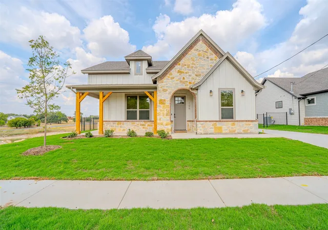 Photo 1 of Sale Pending at 106 K St, Meridian, TX 76665 | MLS# 21402260 | Listing updated on 2026-10-09
