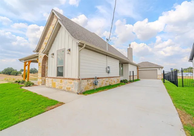 Photo 3 of Sale Pending at 106 K St, Meridian, TX 76665 | MLS# 21402260 | Listing updated on 2026-10-09