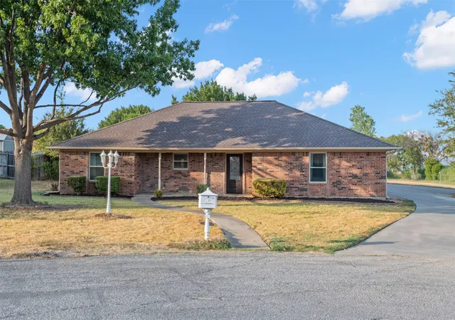 Photo 1 of Single family home for sale at 911 Clearview St, Krum, TX 76249 | MLS# 21402271 | Listing updated on 2026-10-06
