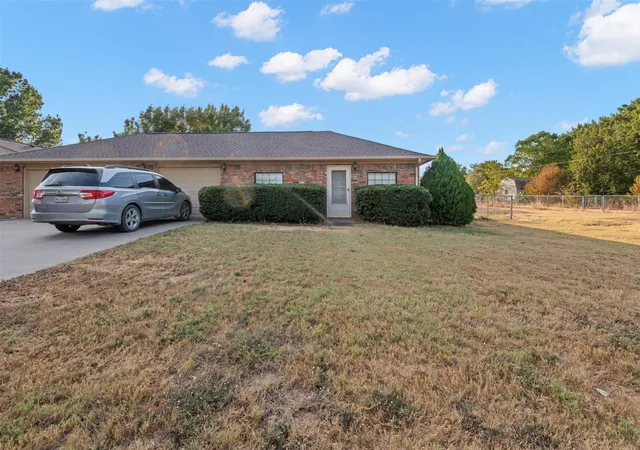 Photo 3 of Single family home for sale at 911 Clearview St, Krum, TX 76249 | MLS# 21402271 | Listing updated on 2026-10-06