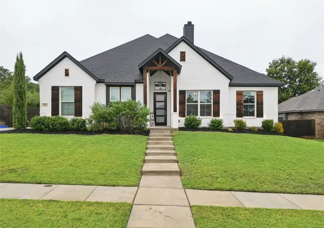 Photo 1 of Single family home for sale at 516 Woodland Dr, Azle, TX 76020 | MLS# 21403557 | Listing updated on 2026-10-05