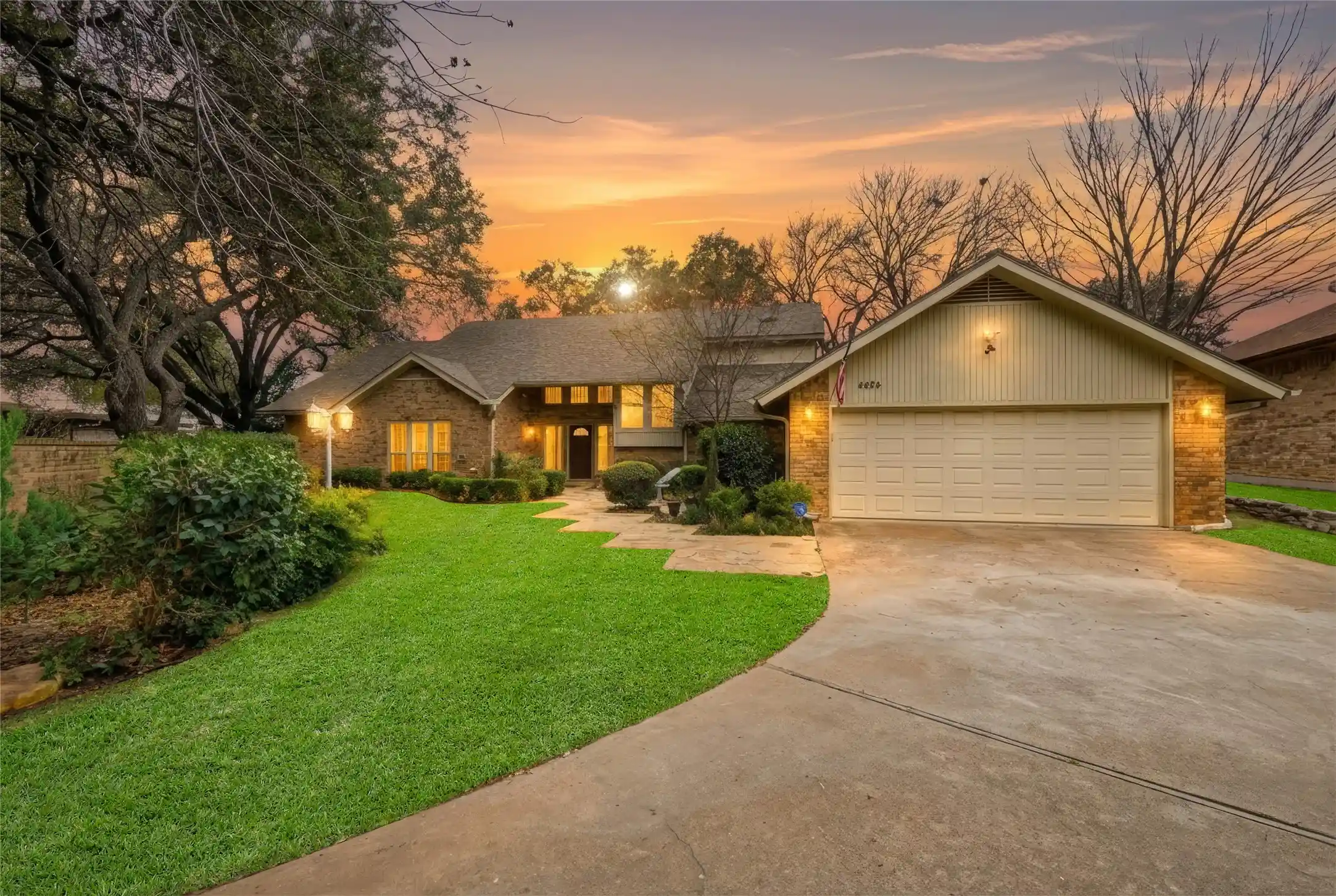 Photo 1 of Single family home for sale at 4424 Westridge Ave, Fort Worth, TX 76116 | MLS# 21395892 | Listing updated on 2026-10-18