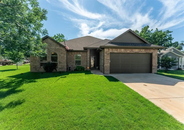 Photo 1 of Single family home for sale at 322 S Bowie Dr, Weatherford, TX 76086 | MLS# 21403781 | Listing updated on 2026-10-06