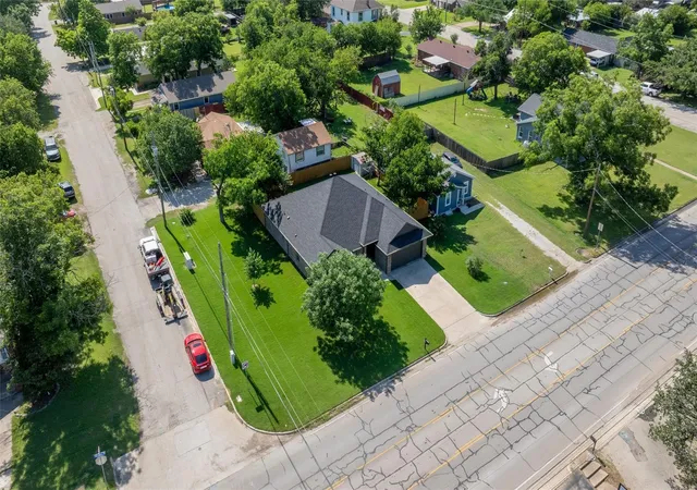 Photo 3 of Single family home for sale at 322 S Bowie Dr, Weatherford, TX 76086 | MLS# 21403781 | Listing updated on 2026-10-06