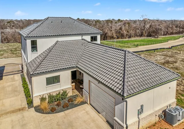 Photo 4 of Single family home for sale at 940 Eldorado St, Weatherford, TX 76086 | MLS# 21403774 | Listing updated on 2026-10-06