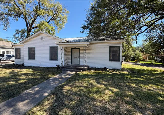 Photo 1 of Single family home for sale at 424 Church St, Sulphur Springs, TX 75482 | MLS# 21403789 | Listing updated on 2026-10-06