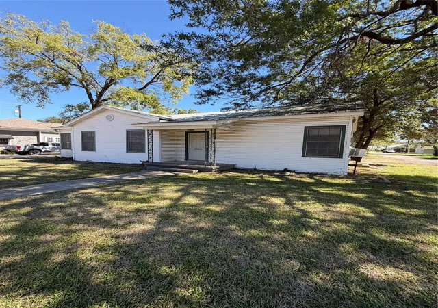 Photo 2 of Single family home for sale at 424 Church St, Sulphur Springs, TX 75482 | MLS# 21403789 | Listing updated on 2026-10-06