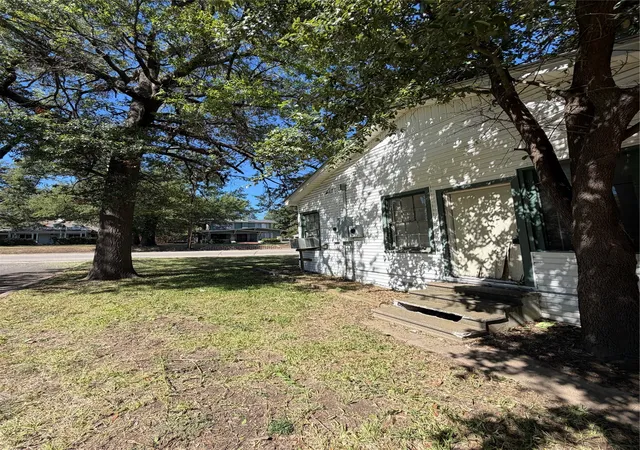 Photo 3 of Single family home for sale at 424 Church St, Sulphur Springs, TX 75482 | MLS# 21403789 | Listing updated on 2026-10-06