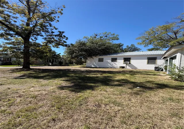 Photo 4 of Single family home for sale at 424 Church St, Sulphur Springs, TX 75482 | MLS# 21403789 | Listing updated on 2026-10-06