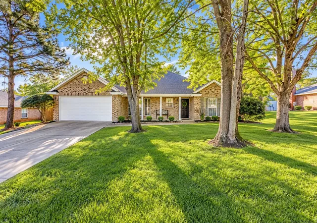 Photo 2 of Single family home for sale at 615 Rosewood Pl, Joshua, TX 76058 | MLS# 21402721 | Listing updated on 2026-10-10