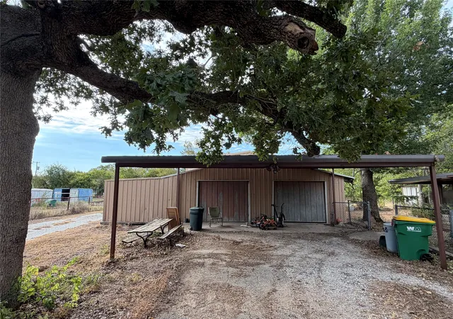 Photo 3 of Single family home for sale at 108 W Tinsley Dr, Robinson, TX 76706 | MLS# 21403916 | Listing updated on 2026-10-06