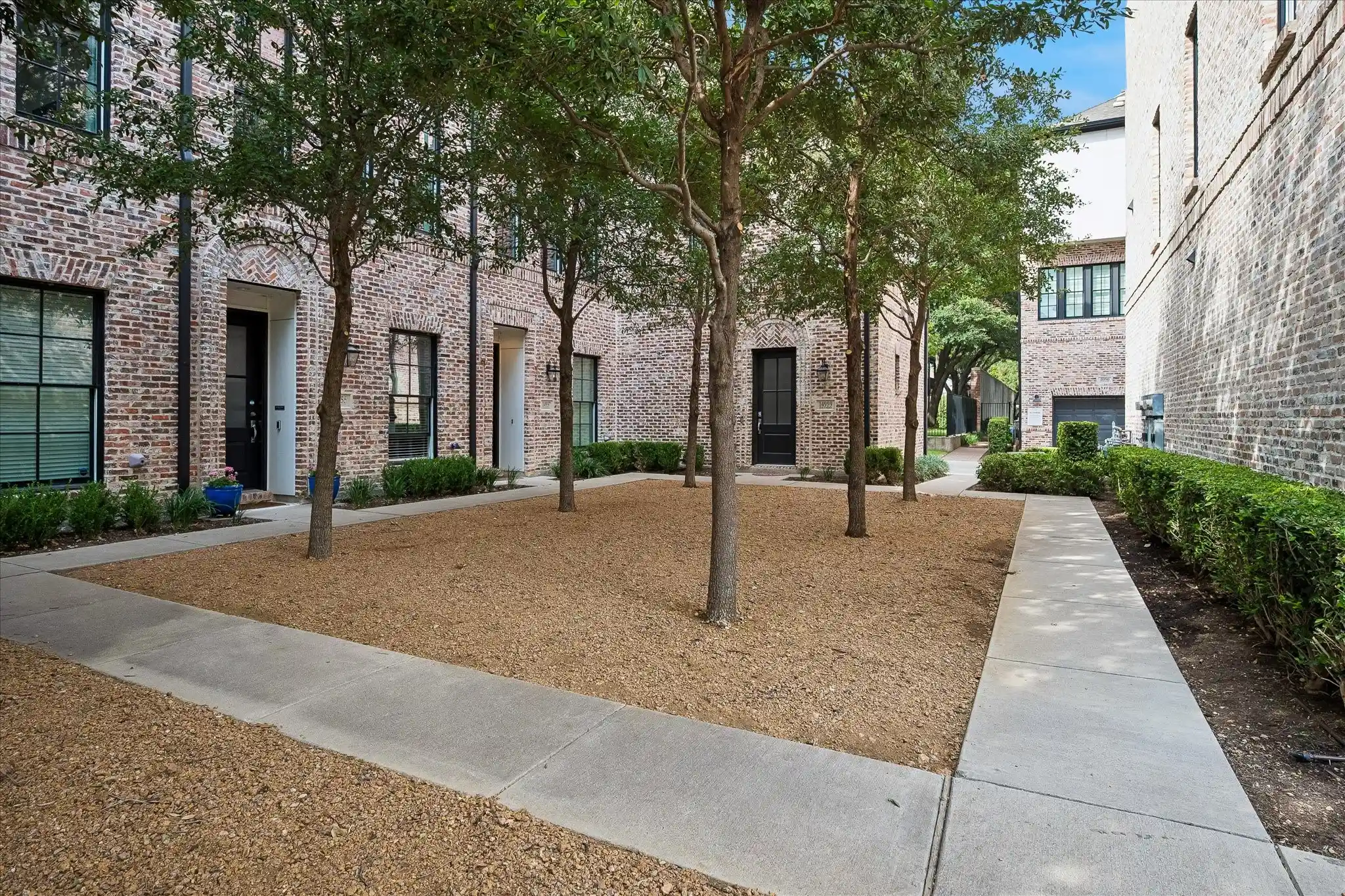 Townhouse for sale at 14957 Oak St, Addison, TX 75001 | MLS# 21403775