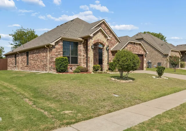 Photo 3 of Single family home for sale at 202 Champion Dr, Wylie, TX 75098 | MLS# 21400279 | Listing updated on 2026-10-05