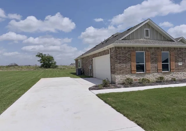 Photo 3 of Single family home for sale at 128 Fan Ml Trl, Weatherford, TX 76085 | MLS# 21404055 | Listing updated on 2026-10-06