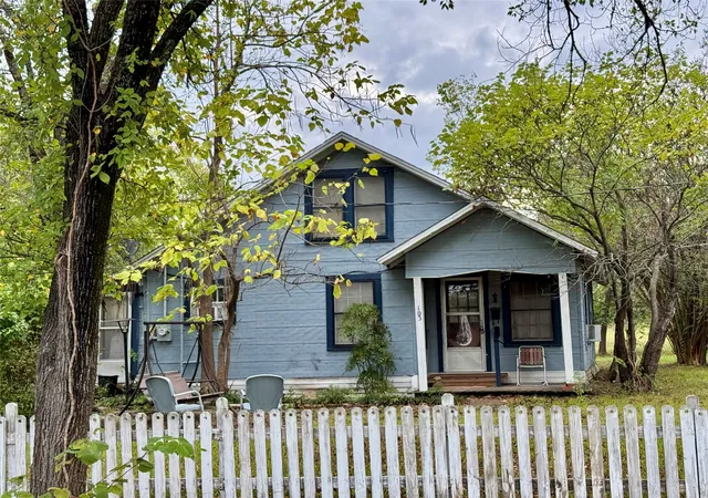 Photo 1 of Single family home for sale at 103 S Center St, Bonham, TX 75418 | MLS# 21403410 | Listing updated on 2026-10-06