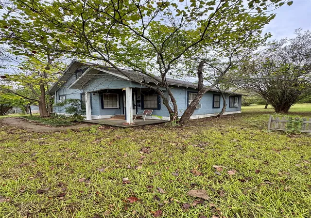 Photo 2 of Single family home for sale at 103 S Center St, Bonham, TX 75418 | MLS# 21403410 | Listing updated on 2026-10-06
