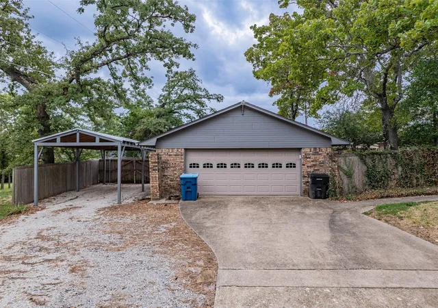 Photo 3 of Single family home for sale at 2702 Tracey St, Denison, TX 75020 | MLS# 21397610 | Listing updated on 2026-10-06