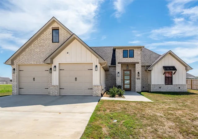 Photo 1 of Single family home for sale at 16194 Eagle Ln, Lindale, TX 75771 | MLS# 21399066 | Listing updated on 2026-10-05