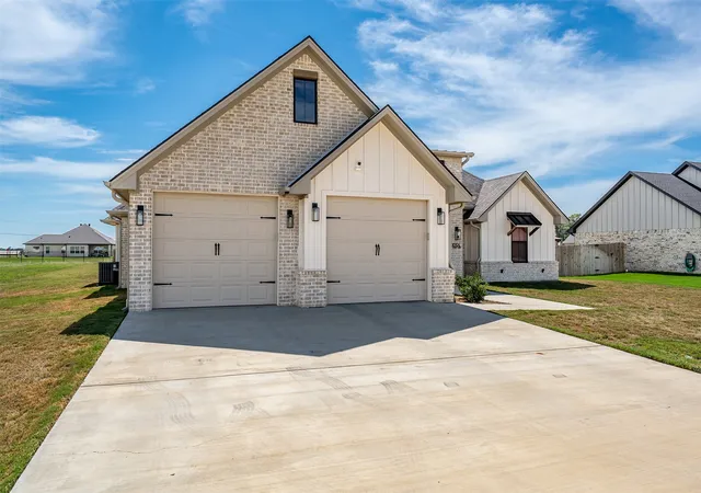 Photo 2 of Single family home for sale at 16194 Eagle Ln, Lindale, TX 75771 | MLS# 21399066 | Listing updated on 2026-10-05