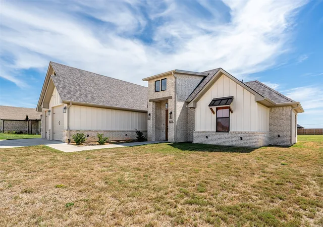 Photo 3 of Single family home for sale at 16194 Eagle Ln, Lindale, TX 75771 | MLS# 21399066 | Listing updated on 2026-10-05