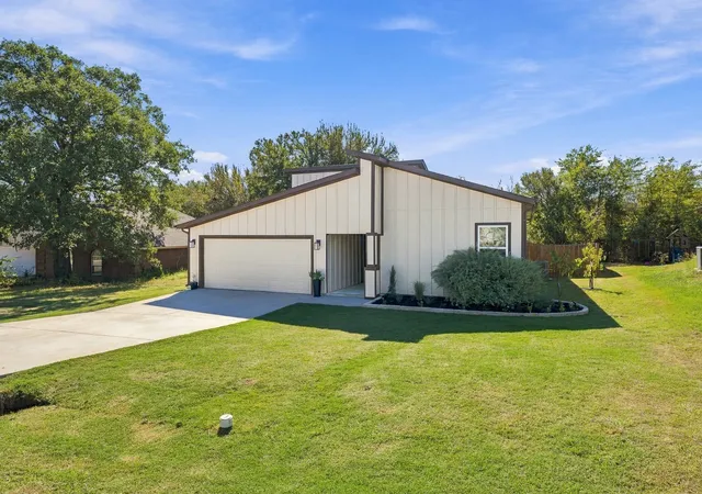 Photo 2 of Single family home for sale at 706 Port O Call Dr, Runaway Bay, TX 76426 | MLS# 21404187 | Listing updated on 2026-10-06