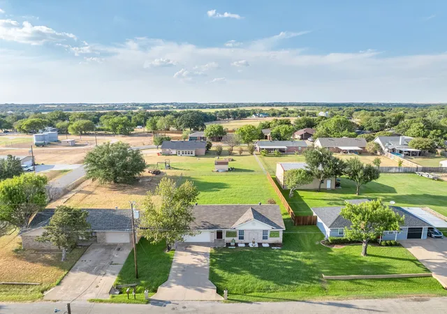 Photo 2 of Single family home for sale at 3904 Country Meadows Rd, Granbury, TX 76049 | MLS# 21398139 | Listing updated on 2026-10-06