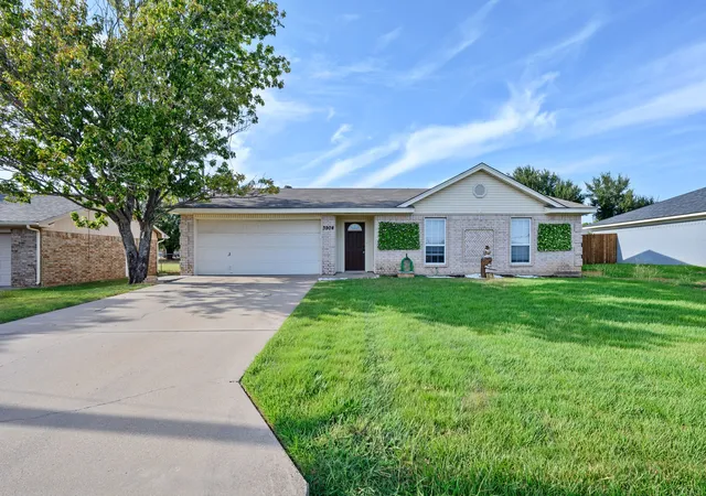 Photo 3 of Single family home for sale at 3904 Country Meadows Rd, Granbury, TX 76049 | MLS# 21398139 | Listing updated on 2026-10-06