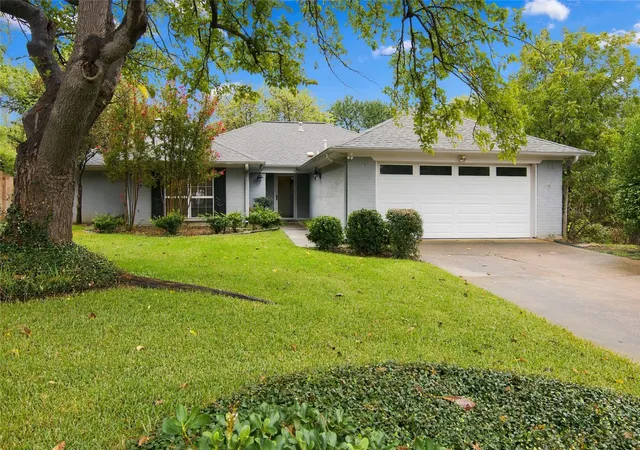 Photo 1 of Single family home for sale at 2935 Ridgewood Dr, Grapevine, TX 76051 | MLS# 21404004 | Listing updated on 2026-10-06