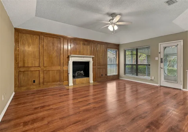 Photo 2 of Single family home for sale at 2935 Ridgewood Dr, Grapevine, TX 76051 | MLS# 21404004 | Listing updated on 2026-10-06