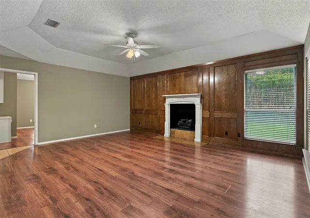 Photo 3 of Single family home for sale at 2935 Ridgewood Dr, Grapevine, TX 76051 | MLS# 21404004 | Listing updated on 2026-10-06