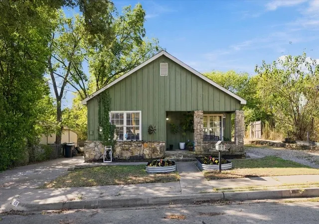 Photo 1 of Single family home for sale at 809 W Bridge St, Weatherford, TX 76086 | MLS# 21399102 | Listing updated on 2026-10-08