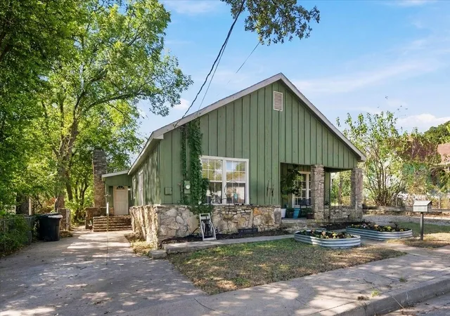 Photo 2 of Single family home for sale at 809 W Bridge St, Weatherford, TX 76086 | MLS# 21399102 | Listing updated on 2026-10-08