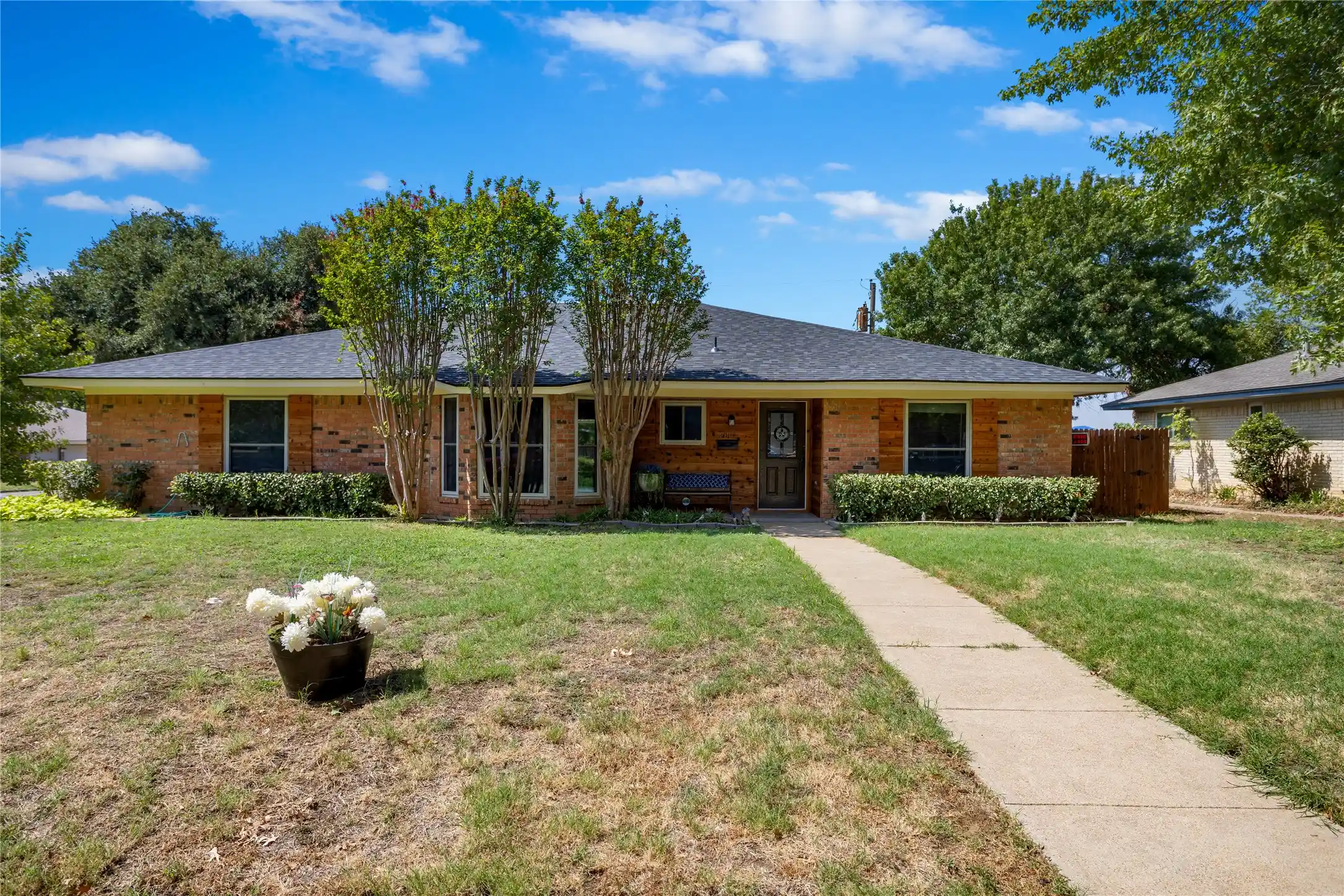 Photo 1 of Single family home for sale at 2004 Ford St, Arlington, TX 76013 | MLS# 21404430 | Listing updated on 2026-10-27