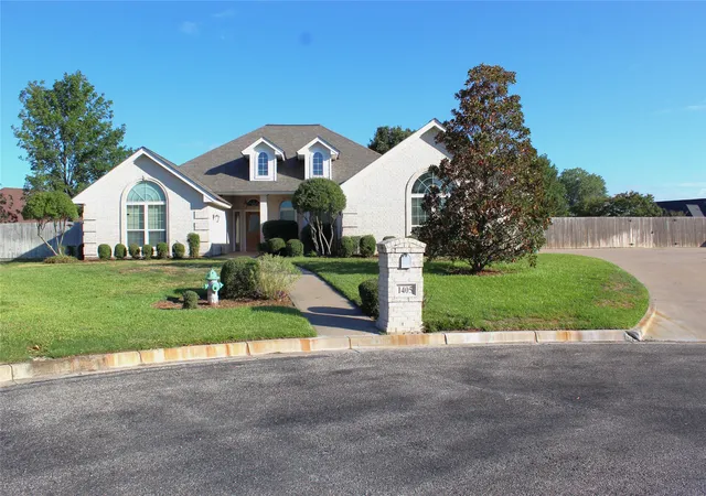 Single family home for sale at 1405 Parkwood Ct, Stephenville, TX 76401 | MLS# 21403644