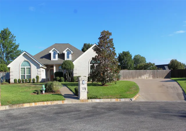 Photo 2 of Single family home for sale at 1405 Parkwood Ct, Stephenville, TX 76401 | MLS# 21403644 | Listing updated on 2026-10-07