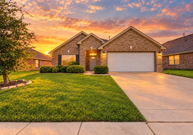 Single family home for sale at 2201 Willow Crk Dr, Little Elm, TX 75068 | MLS# 21404226