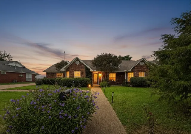 Single family home for sale at 816 Crestline Dr, Mexia, TX 76667 | MLS# 21403391