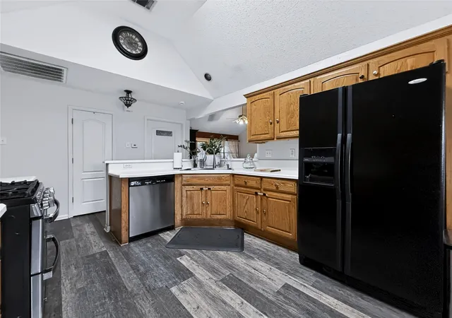 Photo 3 of Single family home for sale at 816 Crestline Dr, Mexia, TX 76667 | MLS# 21403391 | Listing updated on 2026-10-09